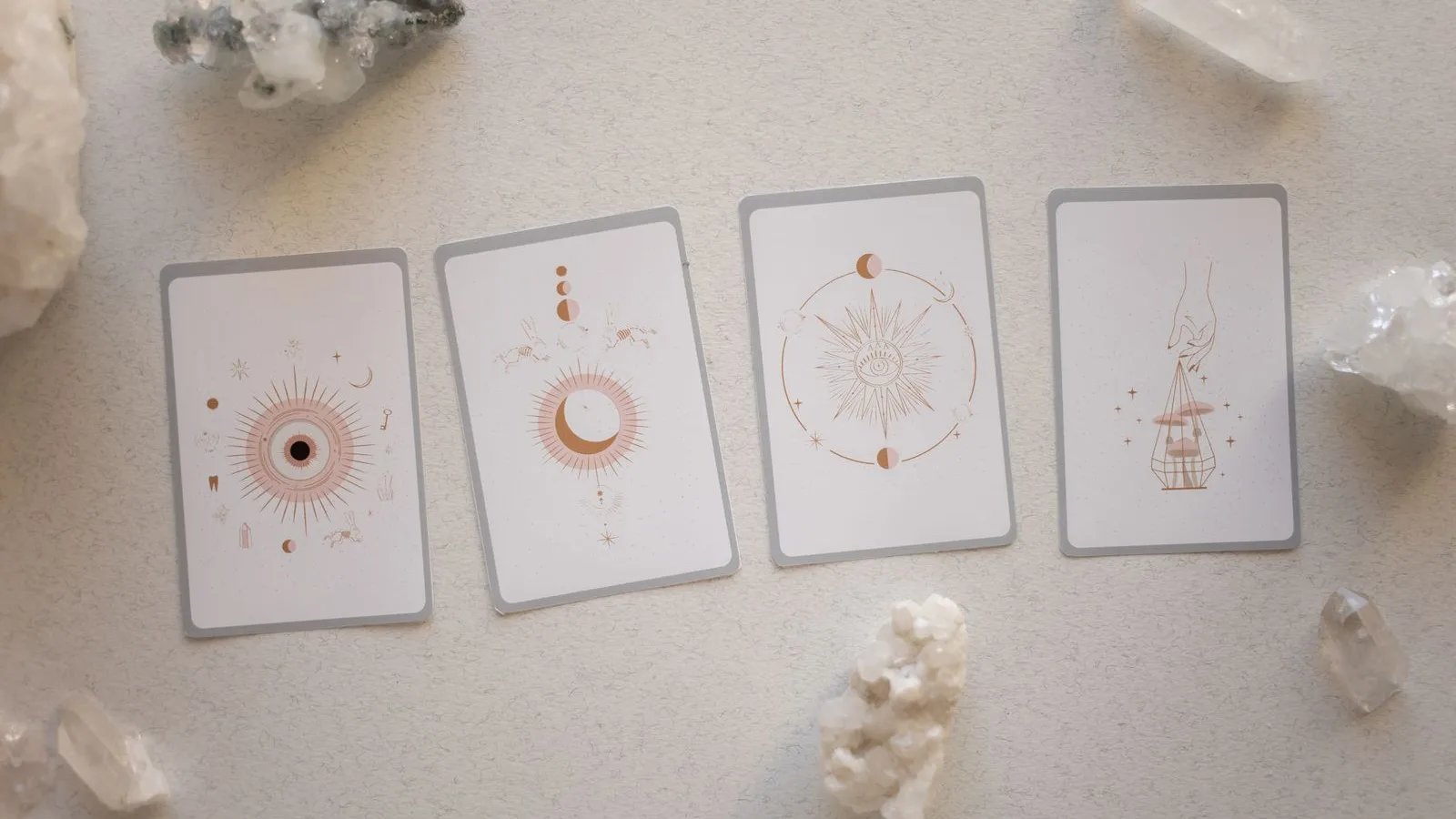Capa do artigo Tarot ou Oráculo: Qual a Melhor Escolha para a Tua Questão?